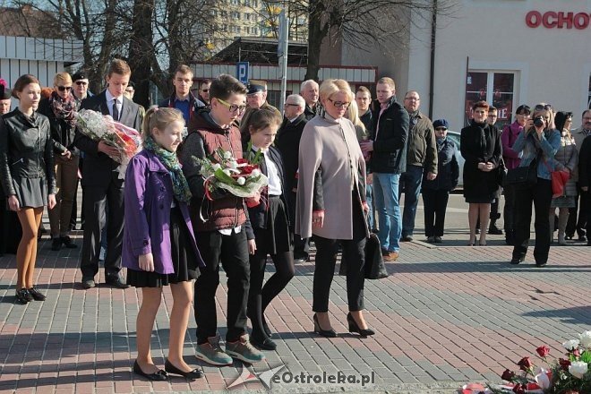 Ostrołęka: Miejskie obchody 5. rocznicy katastrofy smoleńskiej [10.04.2015] - zdjęcie #20 - eOstroleka.pl