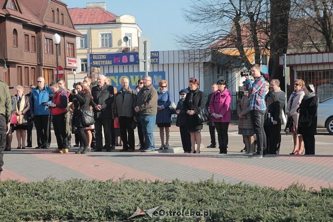 Ostrołęka: Miejskie obchody 5. rocznicy katastrofy smoleńskiej [10.04.2015] - zdjęcie #10 - eOstroleka.pl