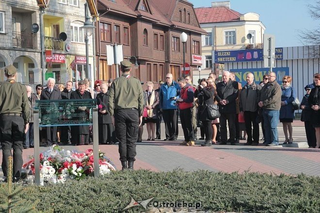 Ostrołęka: Miejskie obchody 5. rocznicy katastrofy smoleńskiej [10.04.2015] - zdjęcie #9 - eOstroleka.pl