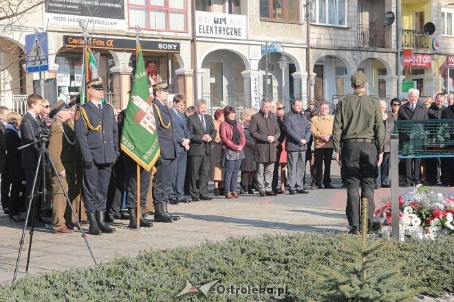 Ostrołęka: Miejskie obchody 5. rocznicy katastrofy smoleńskiej [10.04.2015] - zdjęcie #7 - eOstroleka.pl