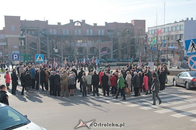 Ostrołęka: Miejskie obchody 5. rocznicy katastrofy smoleńskiej [10.04.2015] - zdjęcie #2 - eOstroleka.pl