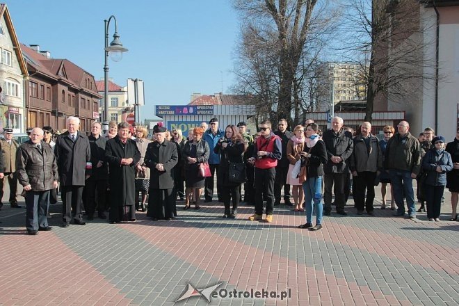 Ostrołęka: Miejskie obchody 5. rocznicy katastrofy smoleńskiej [10.04.2015] - zdjęcie #23 - eOstroleka.pl