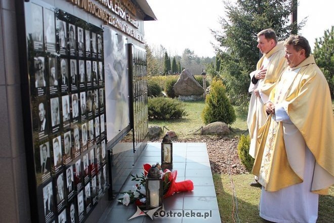 Obchody rocznicowe zbrodni katyńskiej i katastrofy w Smoleńsku [11.04.2015] - zdjęcie #15 - eOstroleka.pl