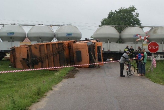 Zderzenie pociągu ze śmieciarką w Susku Nowym (24.06.09) - zdjęcie #20 - eOstroleka.pl