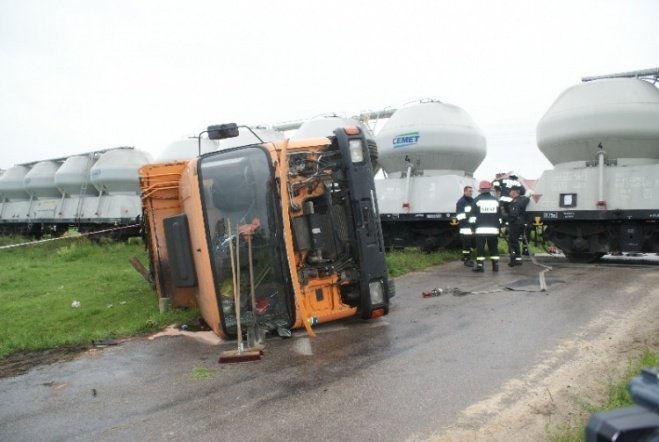 Zderzenie pociągu ze śmieciarką w Susku Nowym (24.06.09) - zdjęcie #14 - eOstroleka.pl