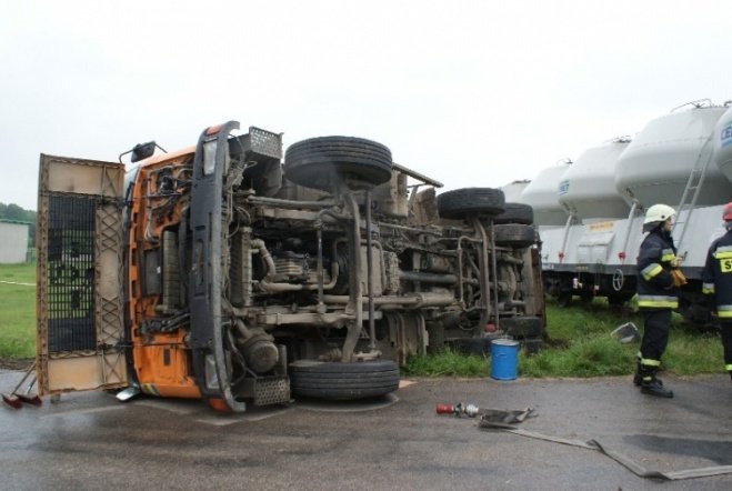 Zderzenie pociągu ze śmieciarką w Susku Nowym (24.06.09) - zdjęcie #12 - eOstroleka.pl
