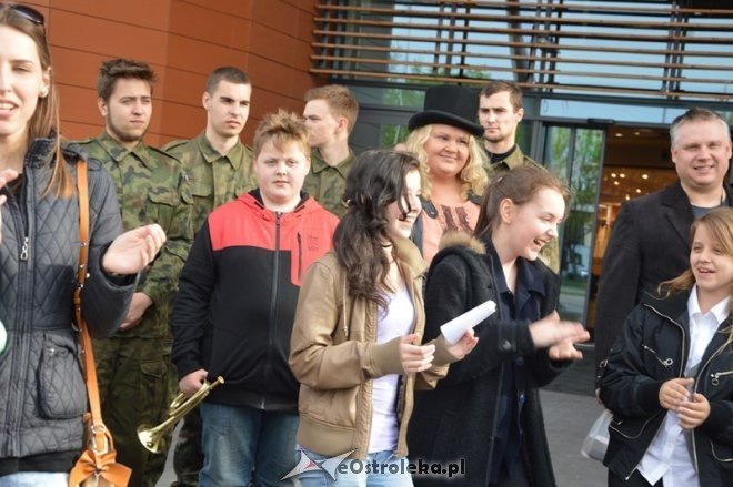 Flash Mob patriotyczny w Galerii Bursztynowej [30.04.2015] - zdjęcie #47 - eOstroleka.pl