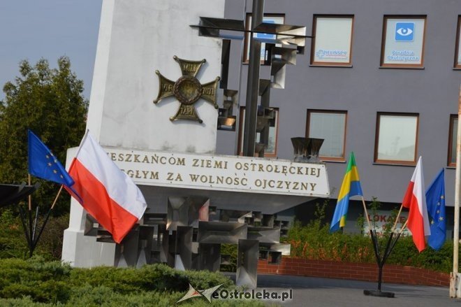 Politycy SLD złożyli kwiaty pod pomnikiem przy ul. Hallera [01.05.2015] - zdjęcie #1 - eOstroleka.pl