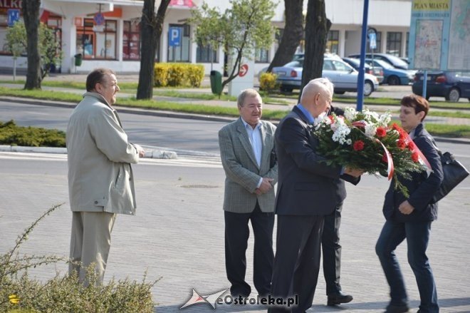Politycy SLD złożyli kwiaty pod pomnikiem przy ul. Hallera [01.05.2015] - zdjęcie #2 - eOstroleka.pl