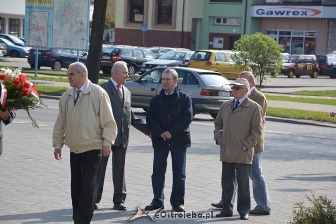 Politycy SLD złożyli kwiaty pod pomnikiem przy ul. Hallera [01.05.2015] - zdjęcie #3 - eOstroleka.pl