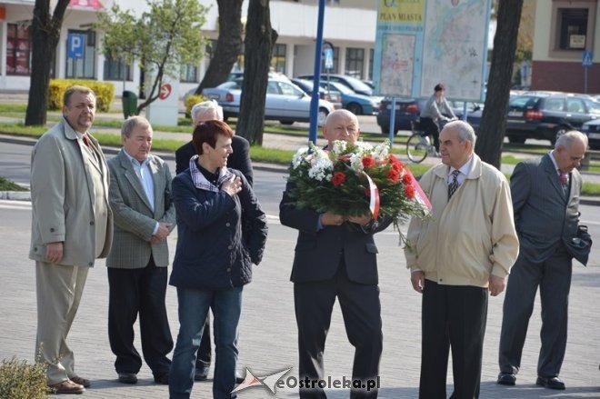 Politycy SLD złożyli kwiaty pod pomnikiem przy ul. Hallera [01.05.2015] - zdjęcie #5 - eOstroleka.pl