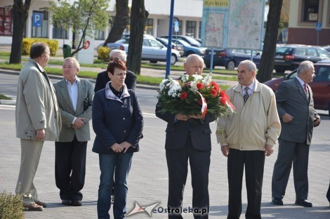Politycy SLD złożyli kwiaty pod pomnikiem przy ul. Hallera [01.05.2015] - zdjęcie #6 - eOstroleka.pl
