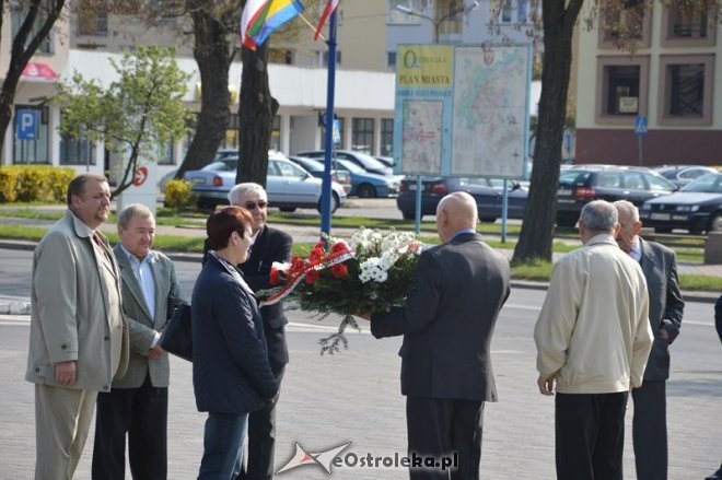 Politycy SLD złożyli kwiaty pod pomnikiem przy ul. Hallera [01.05.2015] - zdjęcie #7 - eOstroleka.pl