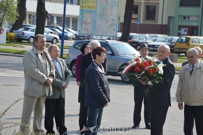 Politycy SLD złożyli kwiaty pod pomnikiem przy ul. Hallera [01.05.2015] - zdjęcie #9 - eOstroleka.pl