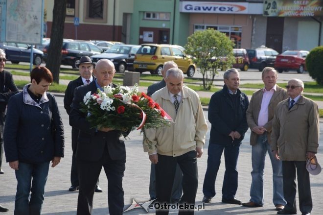 Politycy SLD złożyli kwiaty pod pomnikiem przy ul. Hallera [01.05.2015] - zdjęcie #10 - eOstroleka.pl