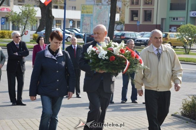 Politycy SLD złożyli kwiaty pod pomnikiem przy ul. Hallera [01.05.2015] - zdjęcie #11 - eOstroleka.pl