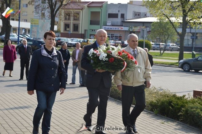 Politycy SLD złożyli kwiaty pod pomnikiem przy ul. Hallera [01.05.2015] - zdjęcie #13 - eOstroleka.pl