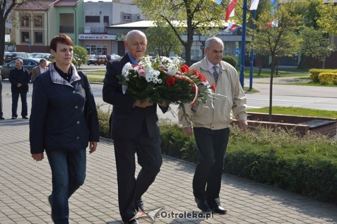 Politycy SLD złożyli kwiaty pod pomnikiem przy ul. Hallera [01.05.2015] - zdjęcie #14 - eOstroleka.pl