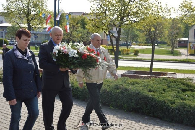 Politycy SLD złożyli kwiaty pod pomnikiem przy ul. Hallera [01.05.2015] - zdjęcie #15 - eOstroleka.pl