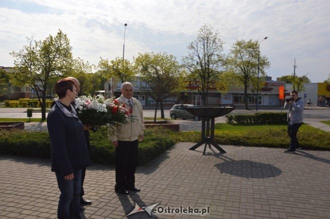 Politycy SLD złożyli kwiaty pod pomnikiem przy ul. Hallera [01.05.2015] - zdjęcie #16 - eOstroleka.pl