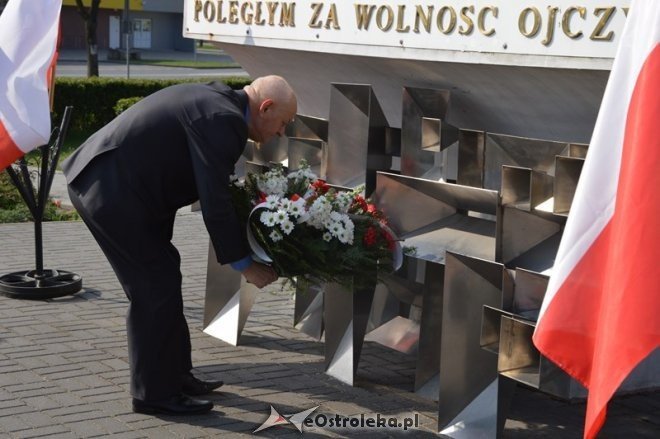 Politycy SLD złożyli kwiaty pod pomnikiem przy ul. Hallera [01.05.2015] - zdjęcie #17 - eOstroleka.pl