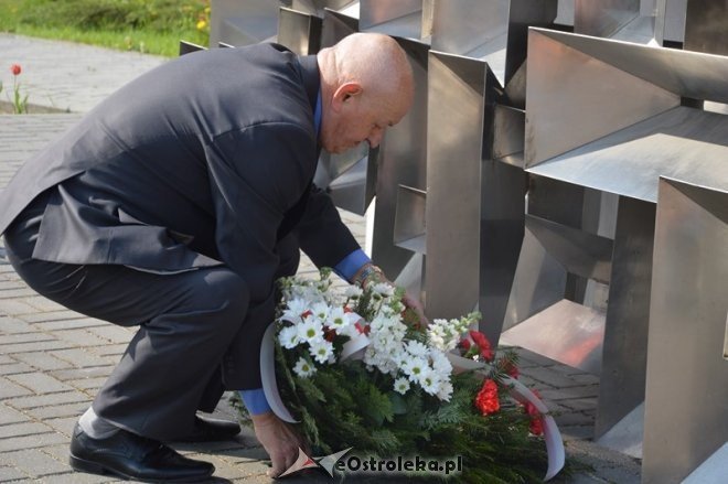 Politycy SLD złożyli kwiaty pod pomnikiem przy ul. Hallera [01.05.2015] - zdjęcie #18 - eOstroleka.pl