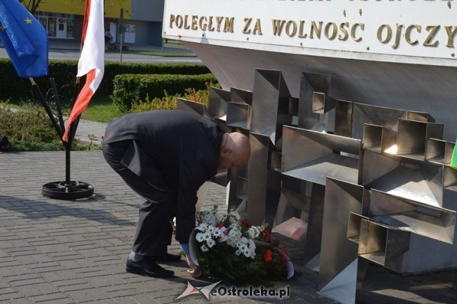 Politycy SLD złożyli kwiaty pod pomnikiem przy ul. Hallera [01.05.2015] - zdjęcie #19 - eOstroleka.pl