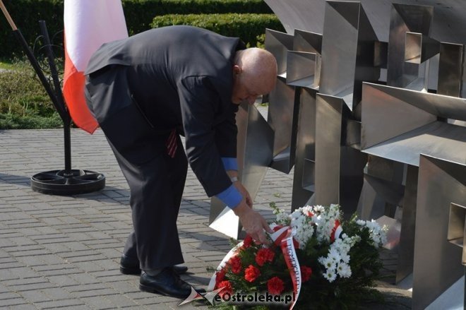 Politycy SLD złożyli kwiaty pod pomnikiem przy ul. Hallera [01.05.2015] - zdjęcie #20 - eOstroleka.pl