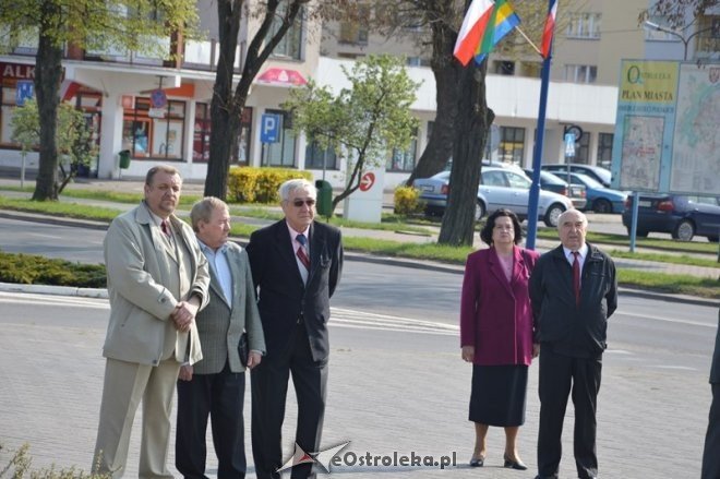 Politycy SLD złożyli kwiaty pod pomnikiem przy ul. Hallera [01.05.2015] - zdjęcie #24 - eOstroleka.pl