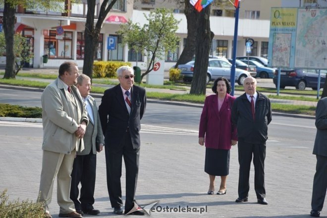 Politycy SLD złożyli kwiaty pod pomnikiem przy ul. Hallera [01.05.2015] - zdjęcie #26 - eOstroleka.pl