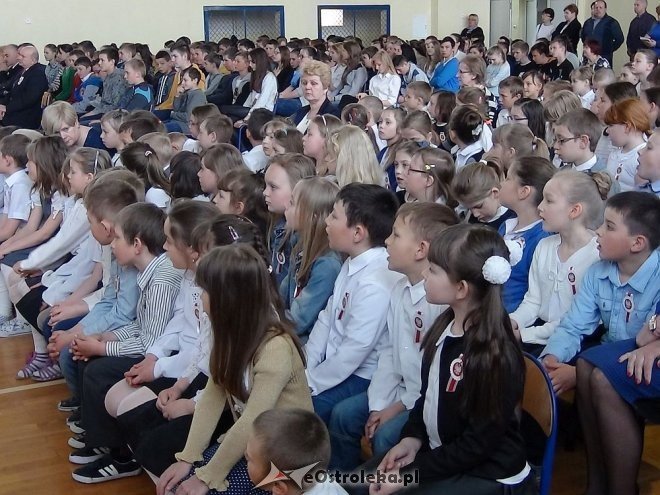Dzień Flagi Państwowej i Święto Konstytucji w Szkole Podstawowej w Troszynie [03.05.2015] - zdjęcie #5 - eOstroleka.pl