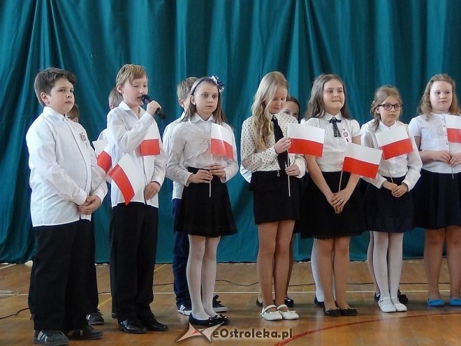 Dzień Flagi Państwowej i Święto Konstytucji w Szkole Podstawowej w Troszynie [03.05.2015] - zdjęcie #9 - eOstroleka.pl