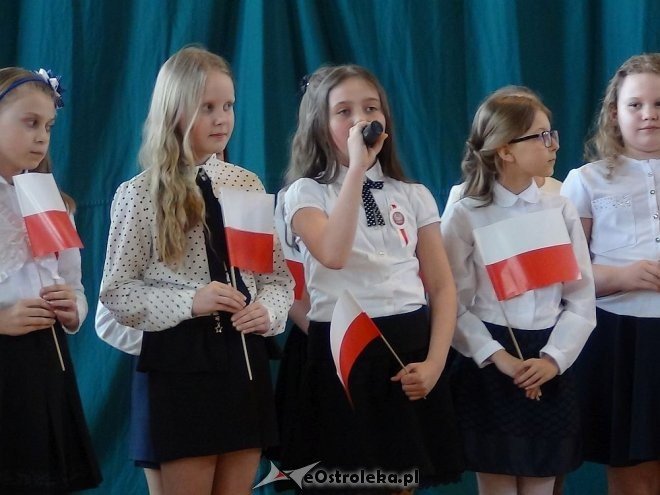 Dzień Flagi Państwowej i Święto Konstytucji w Szkole Podstawowej w Troszynie [03.05.2015] - zdjęcie #10 - eOstroleka.pl