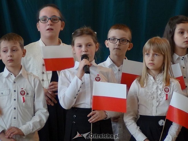 Dzień Flagi Państwowej i Święto Konstytucji w Szkole Podstawowej w Troszynie [03.05.2015] - zdjęcie #31 - eOstroleka.pl