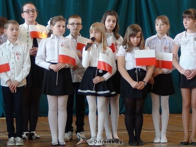 Dzień Flagi Państwowej i Święto Konstytucji w Szkole Podstawowej w Troszynie [03.05.2015] - zdjęcie #32 - eOstroleka.pl