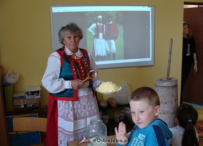 Uczniowie „szóstki” wiedzą jak powstaje i smakuje tradycyjne kurpiowskie masło [05.05.2015] - zdjęcie #17 - eOstroleka.pl