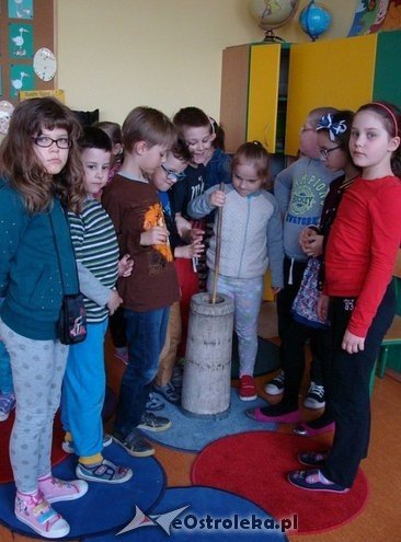 Uczniowie „szóstki” wiedzą jak powstaje i smakuje tradycyjne kurpiowskie masło [05.05.2015] - zdjęcie #21 - eOstroleka.pl