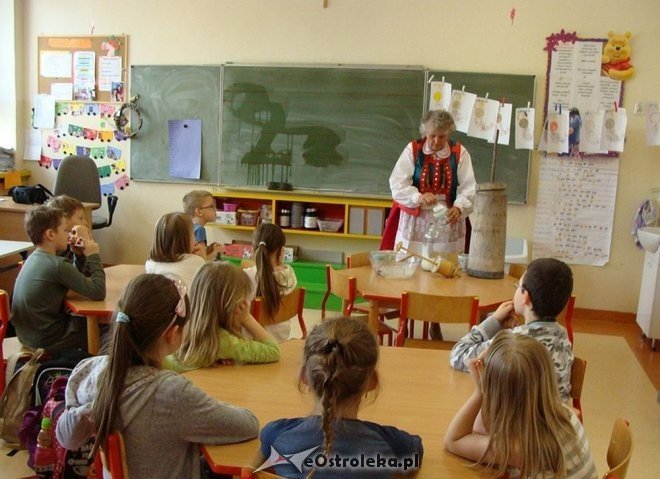 Uczniowie „szóstki” wiedzą jak powstaje i smakuje tradycyjne kurpiowskie masło [05.05.2015] - zdjęcie #26 - eOstroleka.pl