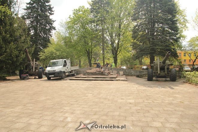Ostrołęka: Z cmentarza Żołnierzy Radzieckich zniknął pomnik Armii Czerwonej [07.05.2015] - zdjęcie #1 - eOstroleka.pl