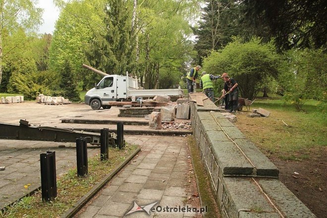 Ostrołęka: Z cmentarza Żołnierzy Radzieckich zniknął pomnik Armii Czerwonej [07.05.2015] - zdjęcie #11 - eOstroleka.pl