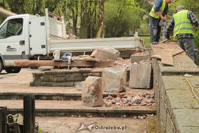 Ostrołęka: Z cmentarza Żołnierzy Radzieckich zniknął pomnik Armii Czerwonej [07.05.2015] - zdjęcie #10 - eOstroleka.pl