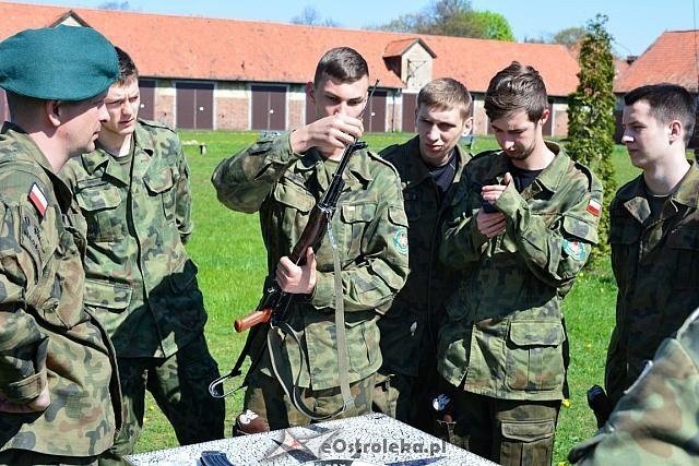 Uczniowie ZSZ nr ukończyli obóz szkoleniowy na poligonie w Bemowie Piskim [13.05.2015] - zdjęcie #6 - eOstroleka.pl