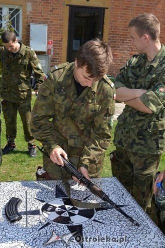 Uczniowie ZSZ nr ukończyli obóz szkoleniowy na poligonie w Bemowie Piskim [13.05.2015] - zdjęcie #47 - eOstroleka.pl