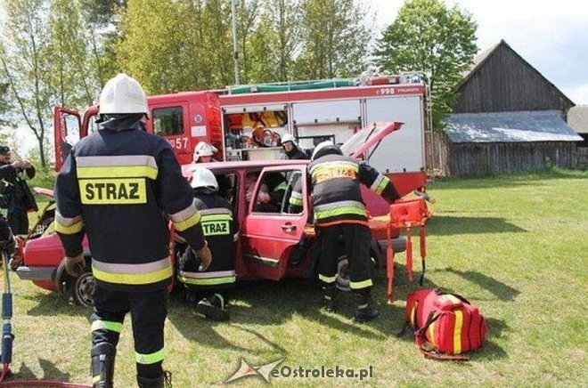 Pokaz sprzętu ratowniczego w wykonaniu strażaków ochotników z Łysych [19.05.2015] - zdjęcie #5 - eOstroleka.pl