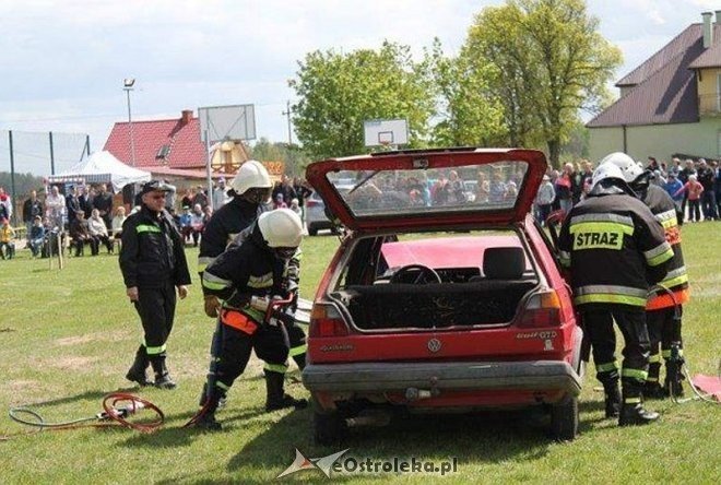 Pokaz sprzętu ratowniczego w wykonaniu strażaków ochotników z Łysych [19.05.2015] - zdjęcie #6 - eOstroleka.pl