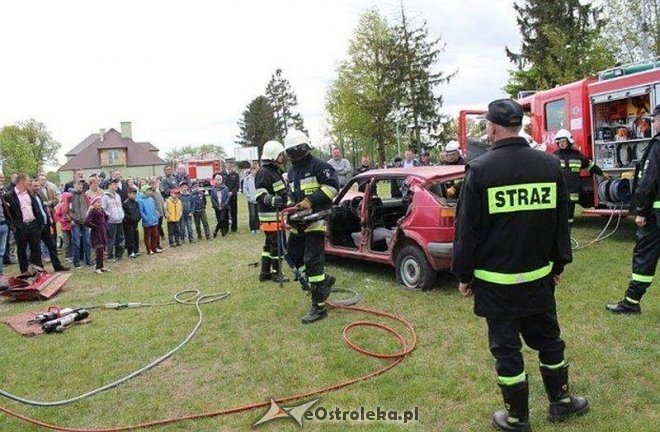 Pokaz sprzętu ratowniczego w wykonaniu strażaków ochotników z Łysych [19.05.2015] - zdjęcie #7 - eOstroleka.pl