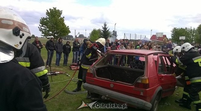 Pokaz sprzętu ratowniczego w wykonaniu strażaków ochotników z Łysych [19.05.2015] - zdjęcie #14 - eOstroleka.pl