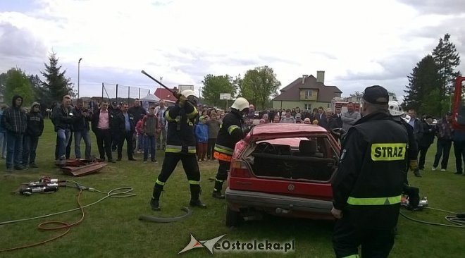 Pokaz sprzętu ratowniczego w wykonaniu strażaków ochotników z Łysych [19.05.2015] - zdjęcie #15 - eOstroleka.pl
