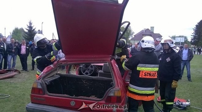 Pokaz sprzętu ratowniczego w wykonaniu strażaków ochotników z Łysych [19.05.2015] - zdjęcie #16 - eOstroleka.pl
