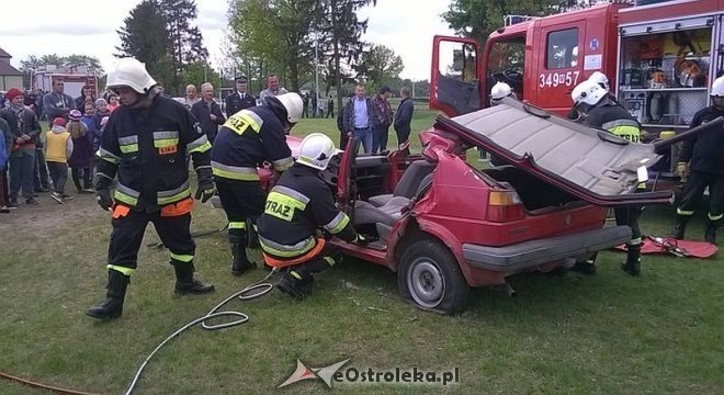 Pokaz sprzętu ratowniczego w wykonaniu strażaków ochotników z Łysych [19.05.2015] - zdjęcie #19 - eOstroleka.pl
